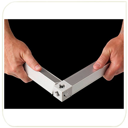 Одна деталь отделяется от другой.