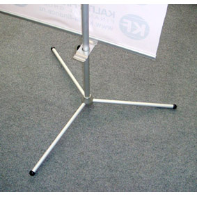 Опора стенда Мультимастер крестообразная, устойчивая.