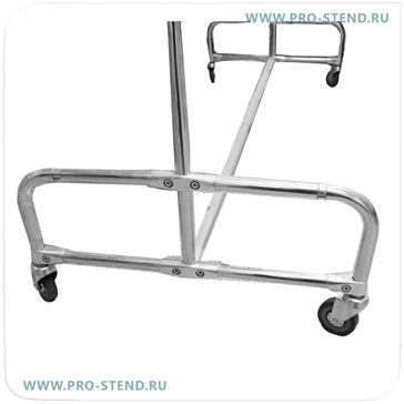Опора с колесами для стенда Пресс-волл. Горизонтальная труба на нижнем крепеже опоры.