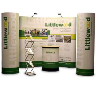 Компактная алюминиевая складная буклетница с прозрачными пластиковыми карманами, прекрасно подходит для оформления выставочных площадей и размещения в ней рекламных и информационных раздаточных материалов
стильная буклетница с прозрачными карманами, прекрасно смотрится в сочетании с выставочными декорациями и презентационными столами