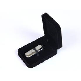 Каплевидная флешка в чорном футляре.