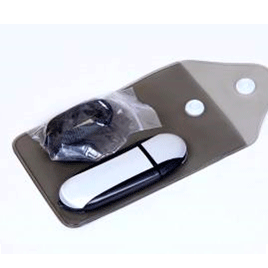 Черная флешка с дополнительными аксессуарами: чехольчик + шнурок