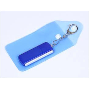 Синяя флеш-карта в подходящем по цвету чехле.