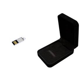 Мини-флешка в сравнении с футляром.