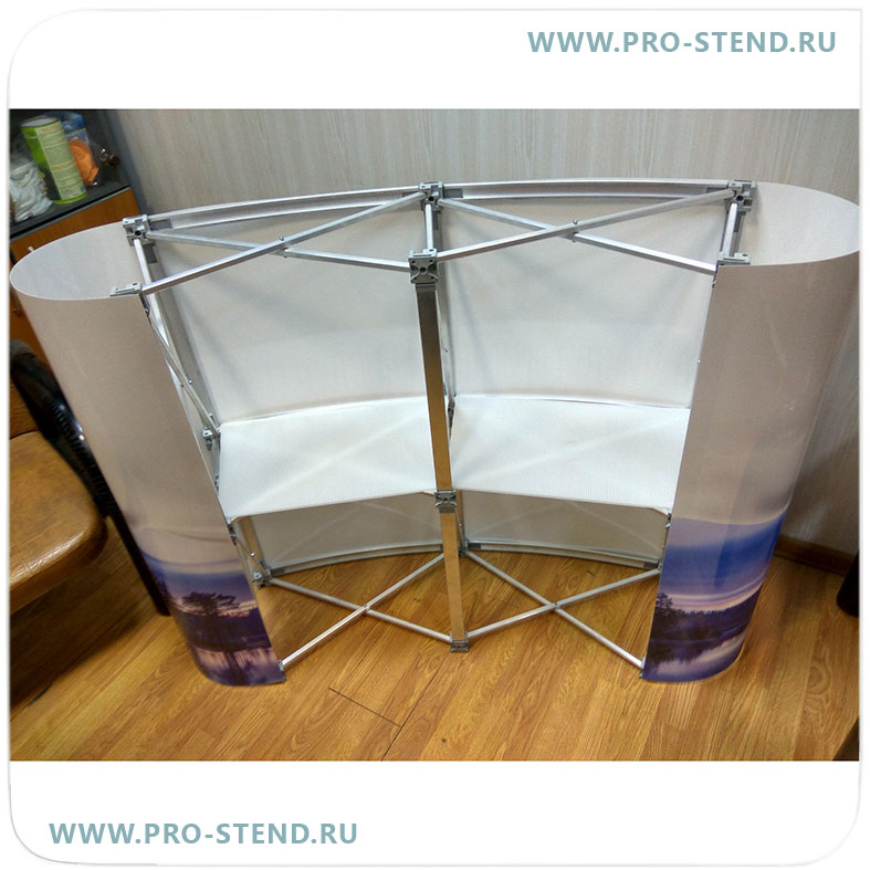 Если в комплекте со столом вы заказали полки, установите их по центру каркаса