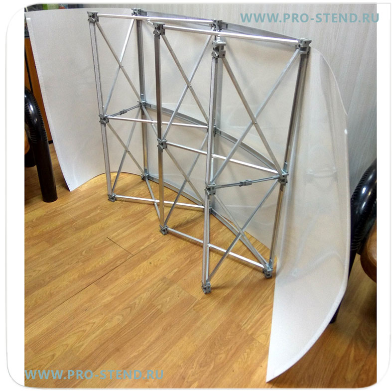 Закрепите с лицевой стороны один край фотопанели