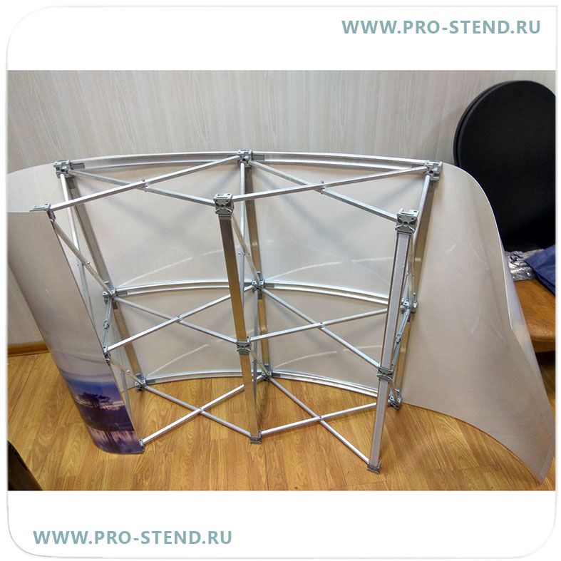 Закрепите плакат с оборотной стороны стола-ресепшен