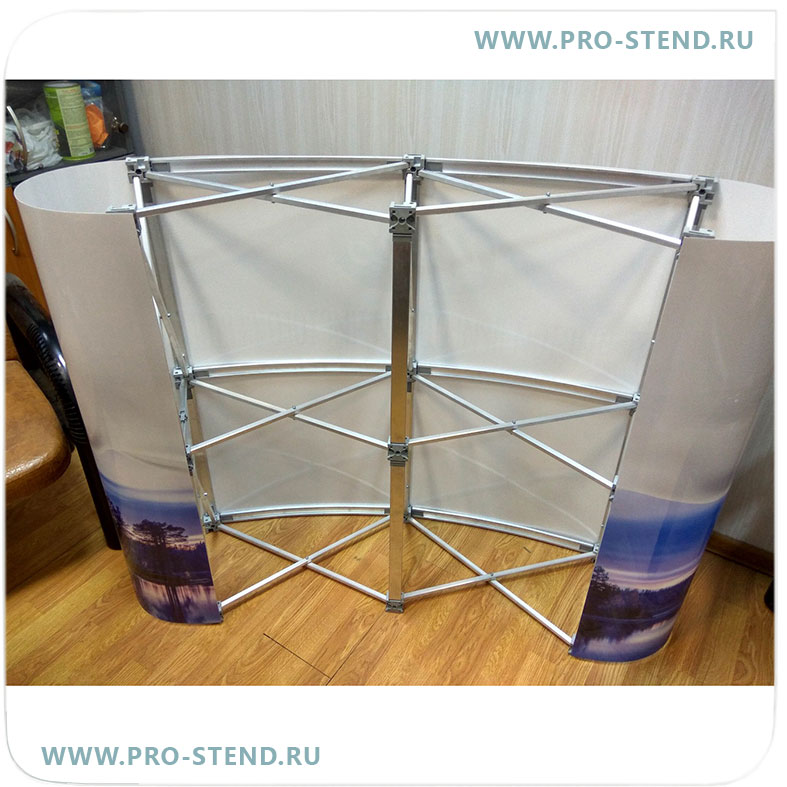 Закрепите второй край плаката с оборотной стороны стола-ресепшен