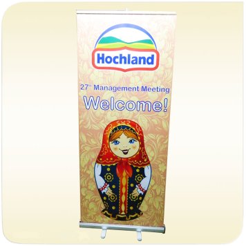 Рекламный баннерный стенд rollup с рекламой Hochland