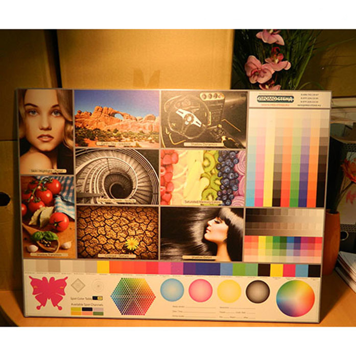 Освещение галогеновым светильником баннера.