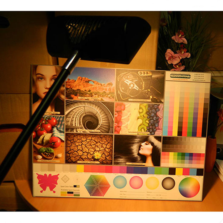 Галогеновый светильник дает желтый свет.