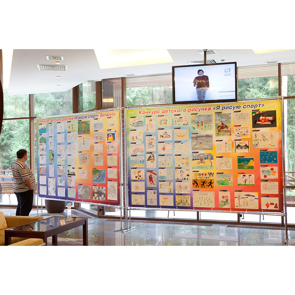 Пресс-волл Joker из хромированных труб, большой формат, для выставок