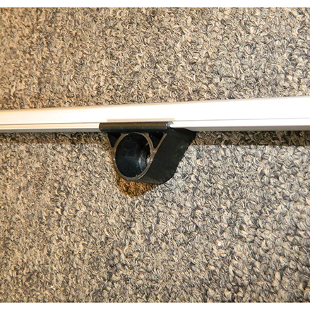 Зажимная клипса с пластиковым кольцом-упором, надежная фиксация баннера без сборок, скрытый крепеж.