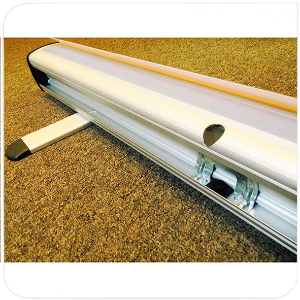 Стальной шпангоут усиливает корпус в середине стенда.