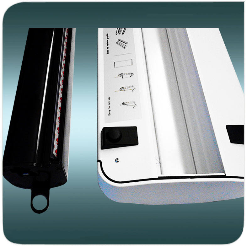 Картридж вынут из основания стенда перед заправкой баннера.