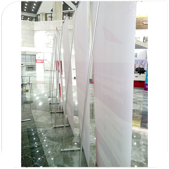 L-banner стенды размером 90х215см.