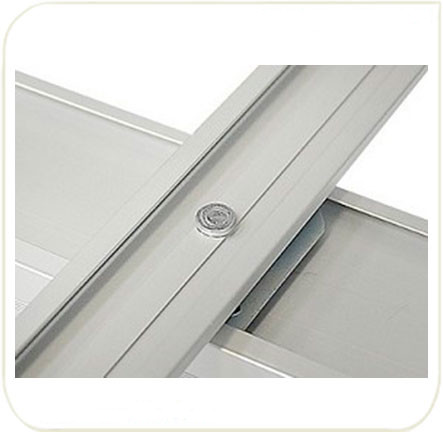 Надежная, упругая фиксация опорных ножек для абсолютной устойчивости стенда.