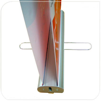 широкая опорная ножка гарантирует устойчивость стенда.
В двухсторонних роллерных стендах roll-up предусмотрено крепление двух баннеров с разных сторон