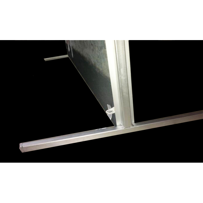  Крепкая ножка придает стенду устойчивость.