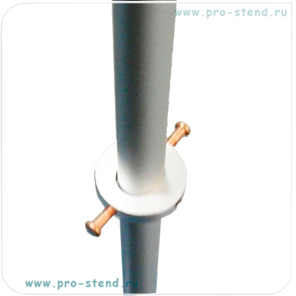 крепеж на опоре стенда для нижней горизонтальной баннерной рейки