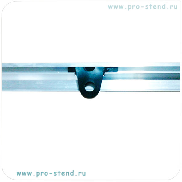 пластиковая петелька на нижней горизонтальной баннерной рейки - для крепления к опоре стенда