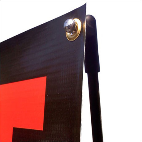 баннер навешивается на крючки, на опорах стенда и растягивается. В стенде предусмотрена система натяжение баннера - для лучшего натяжения
в углах баннера для стенда ставятся люверсы (отверстия с металлическими коллечками)